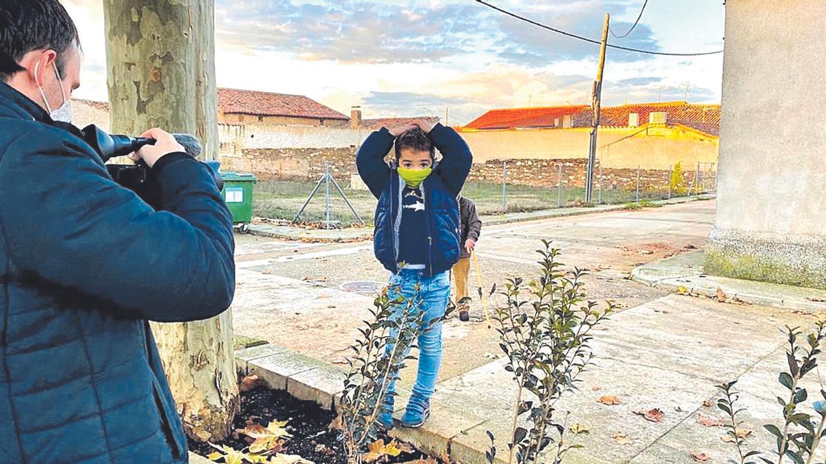 El niño que protagoniza el vídeo, durante la grabación en Palacios del Pan .