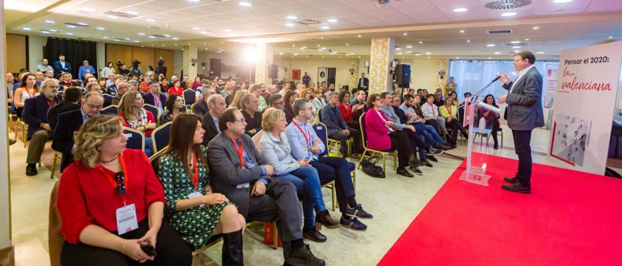 Puig, en el seminario con cargos y diputados socialistas que realizó en l&#039;Alfàs del Pi en 2019.