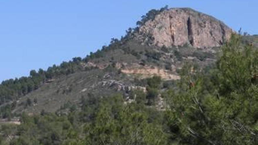 Imágenes del Monte Coto. Arriba El Algarejo y abajo El Castillarejo y las canteras de mármol.