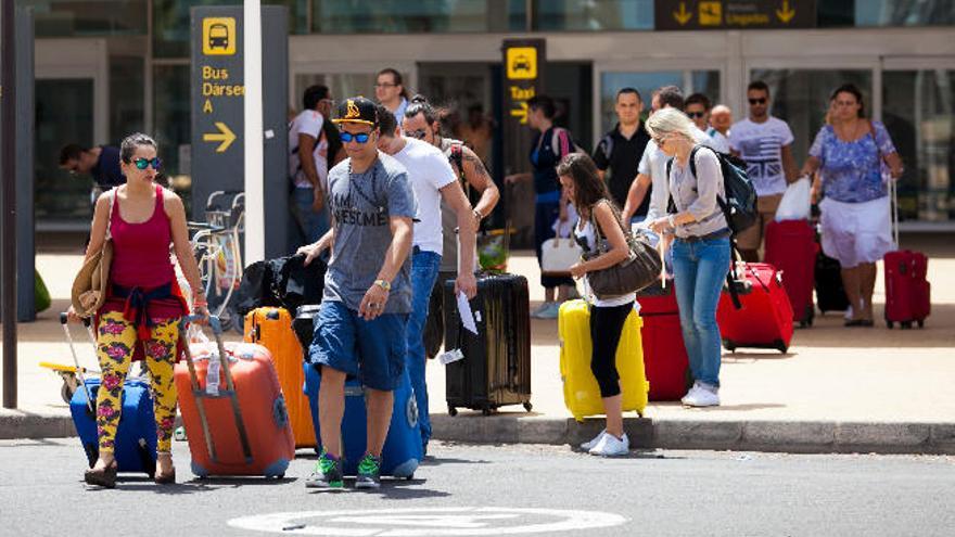 Llegada de turistas al aeropuerto de Fuerteventura el pasado mes de marzo.