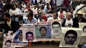 Familiares de los desaparecidos esperan conocer el contenido del informe del GIEI.