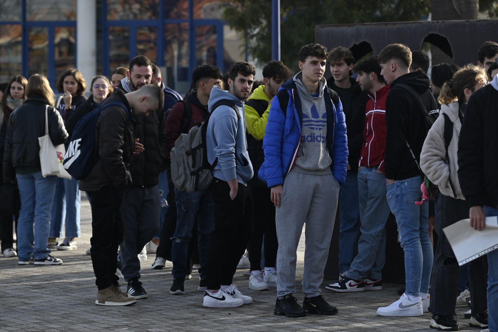 Búscate en la galería del reparto de pulseras para las Paellas de la UJI