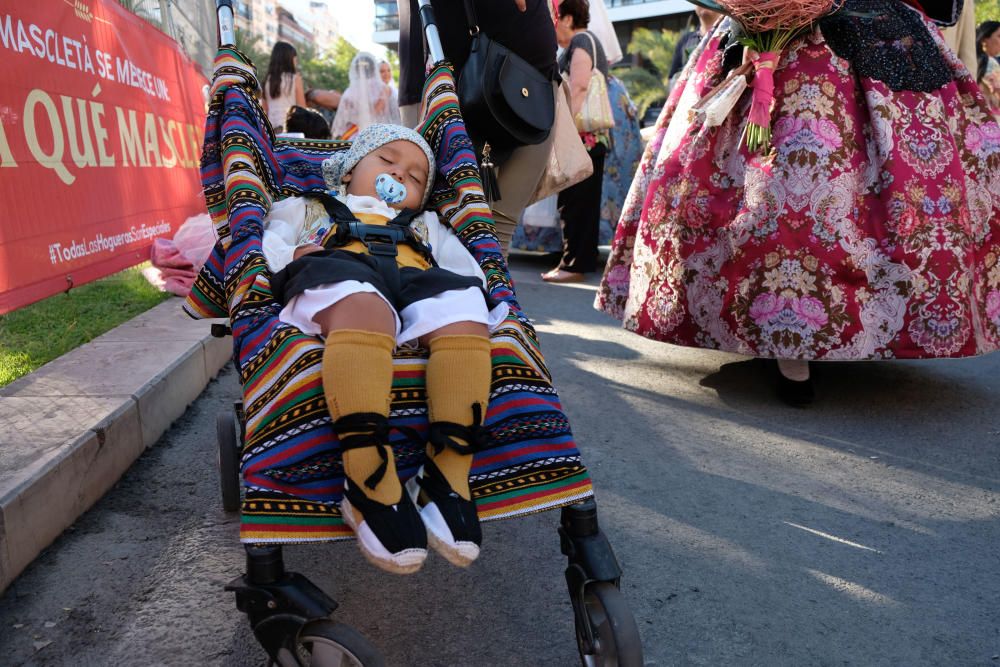 Los festeros aprovechan la Ofrenda para protestar contra la violencia de género con flores y lazos morados