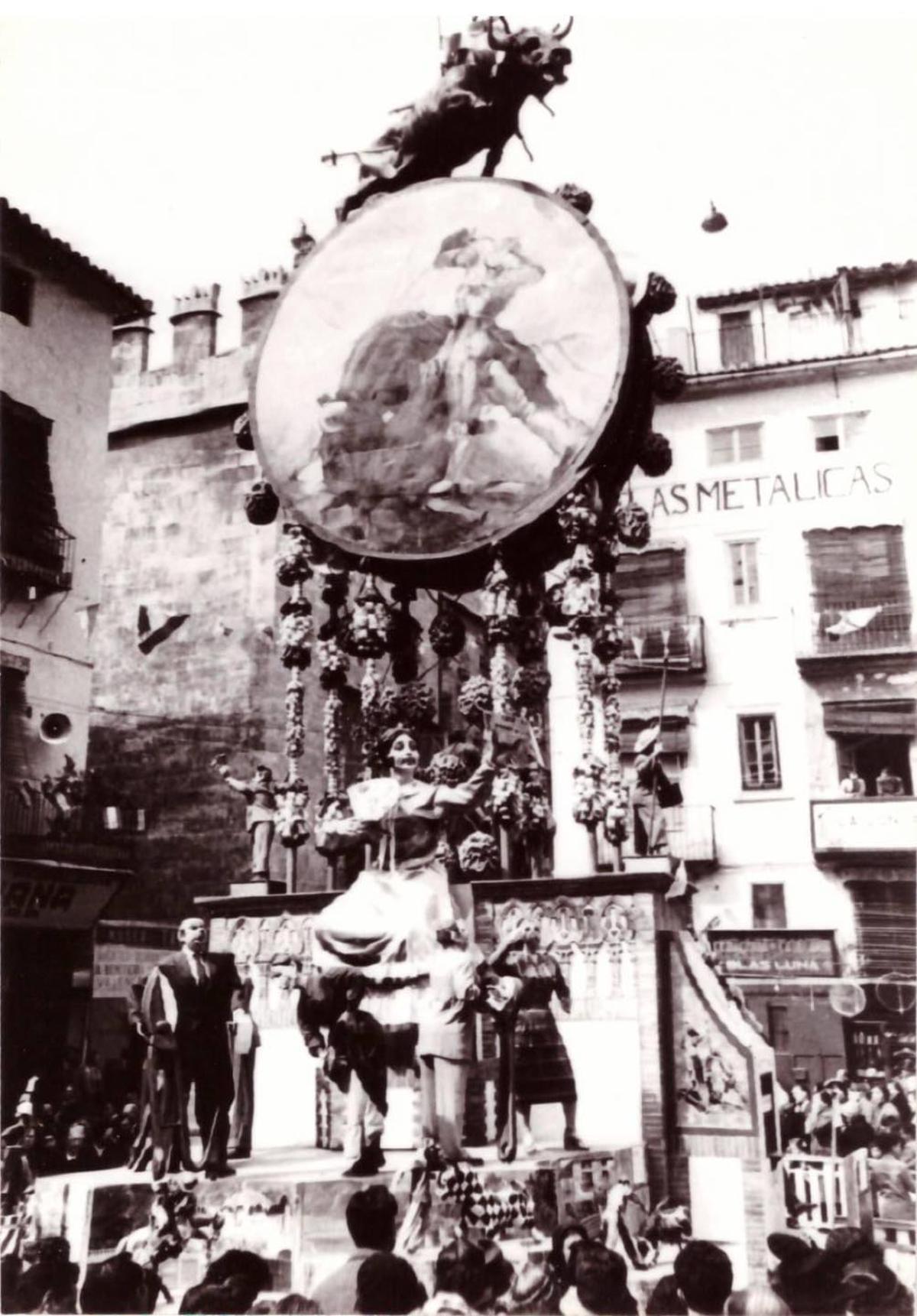 Primera falla en Sección Especial: Doctor Collado 1955, con temática taurina, su otra gran pasión.