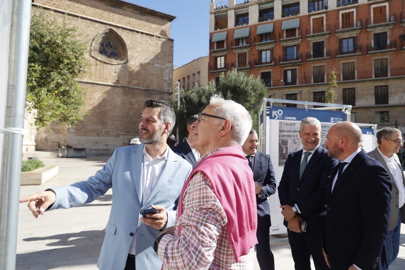 Levante-EMV expone 150 portadas para la historia en la plaza de la Reina