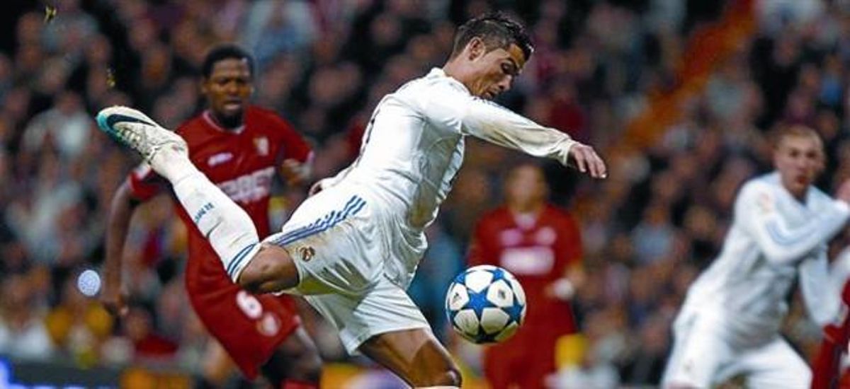 Ronaldo prepara la cama dreta per xutar, ahir a la nit durant el partit contra el Sevilla. Ronaldo prepara la cama dreta per xutar, ahir a la nit durant el partit contra el Sevilla.