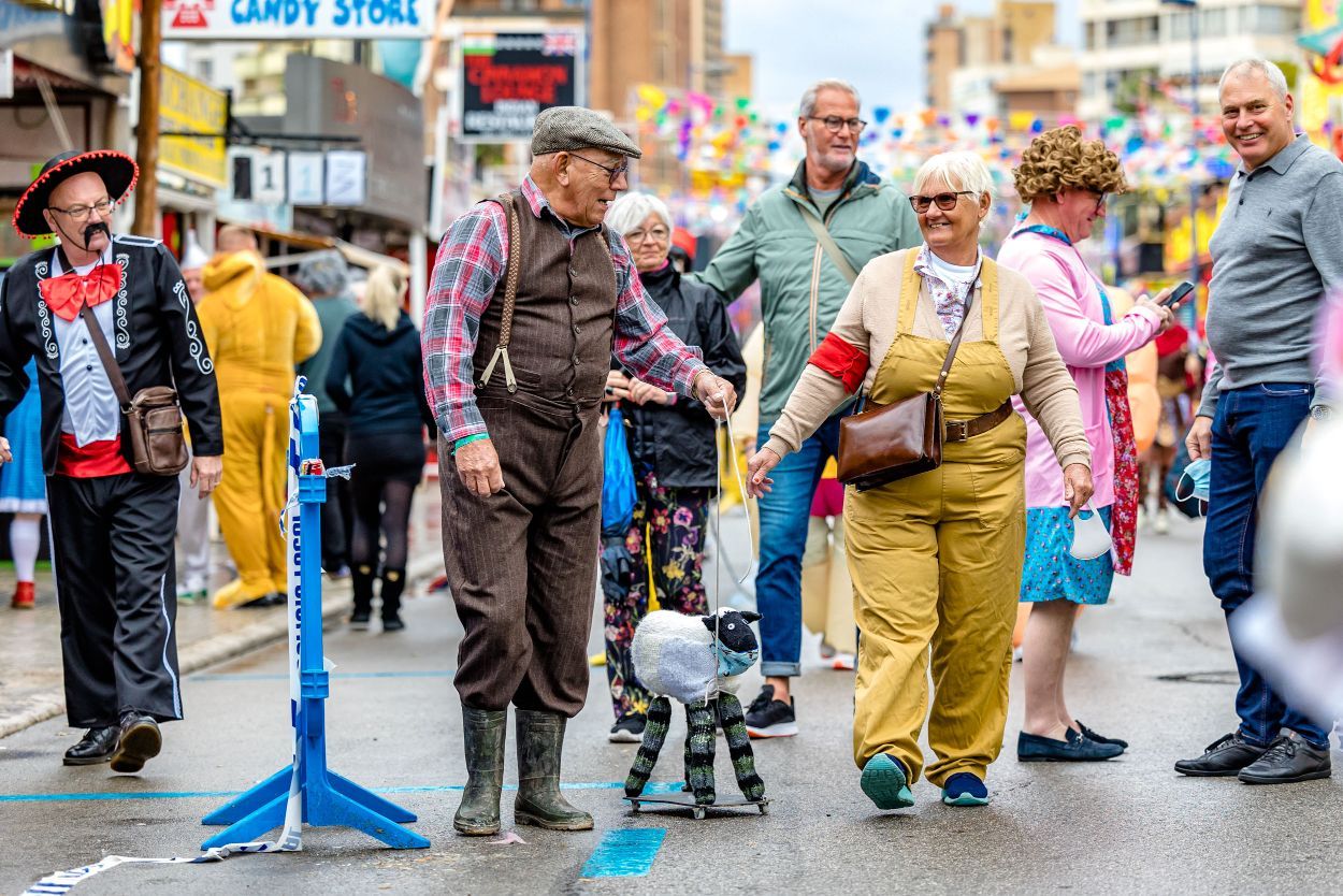 Los británicos desafían a la lluvia y celebran su "Fancy Dress Party" en Benidorm