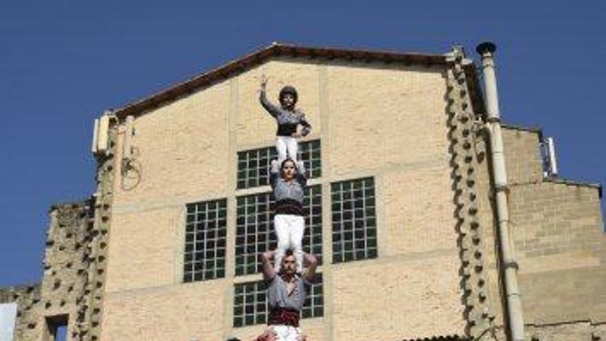 Un pilar de quatre supera els 33 esglaons  de la plaça del Carme