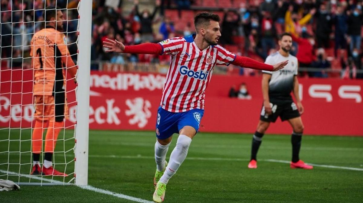 Álex Baena corre festejando su gol, que significó el 1-0 sobre el Cartagena.