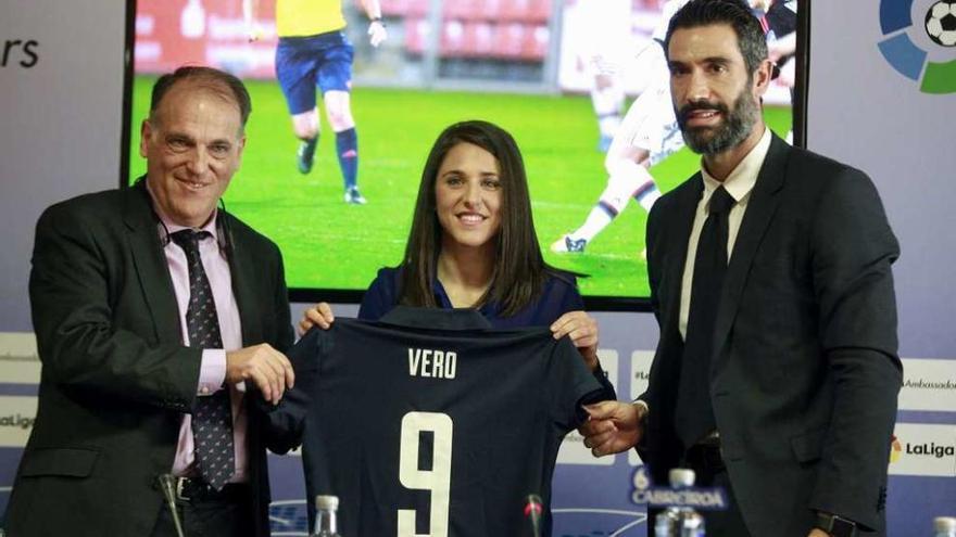 Vero Boquete posa junto al presidente de LaLiga, Javier Tebas (i), y Fernando Sanz. // V. Lerena