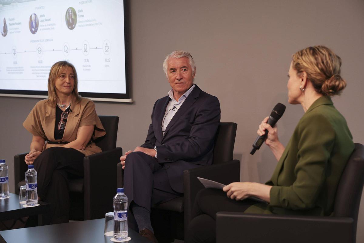 La periodista Silvia Tomás moderó el encuentro en el que participaron Victoria Majadas (Smart To People) y Adolfo López (Jordá Mobility).