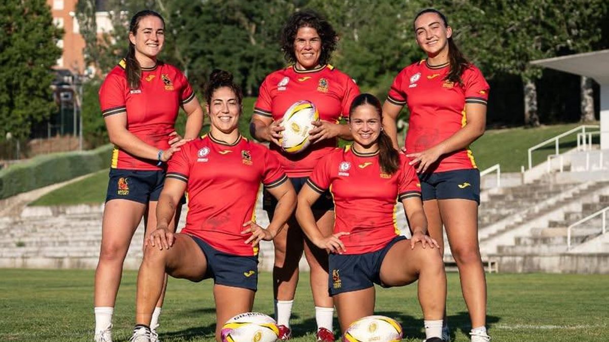 La selección española de rugby femenina ha presentado la equipación que lucirán sus jugadoras en el Mundial de Inglaterra, que se disputará del 22 de agosto al 27 de septiembre, cuyo diseño representa la unión, la fuerza y la entrega que caracteriza a este equipo con la inclusión de una leona rugiendo.
