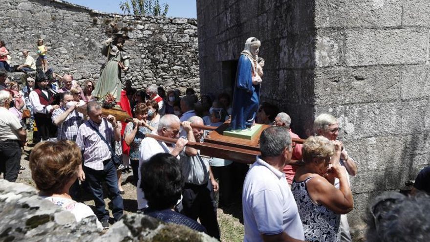 La salida de la procesión de Santiago en la aldea de Ermelo. | // GROBAS