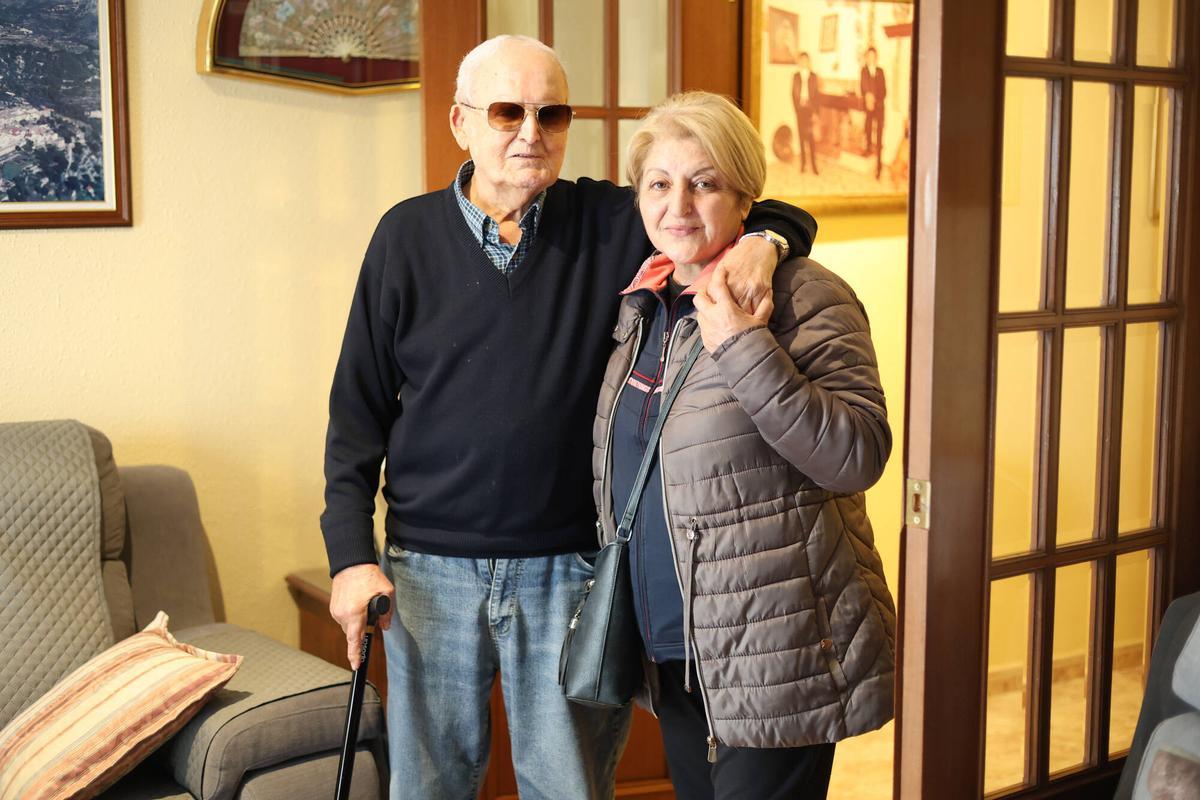 Blas y su vecina Juaqui en casa del primero, que no ha salido de su casa en cinco meses después de la dana