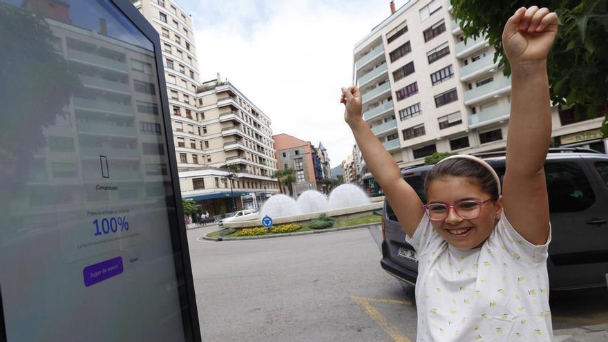 Juegos y agua, de la mano en San Miguel: Oviedo ya disfruta de los "originales" retos que controlan los chorros de su fuente