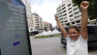 Juegos y agua, de la mano en San Miguel: Oviedo ya disfruta de los "originales" retos que controlan los chorros de su fuente
