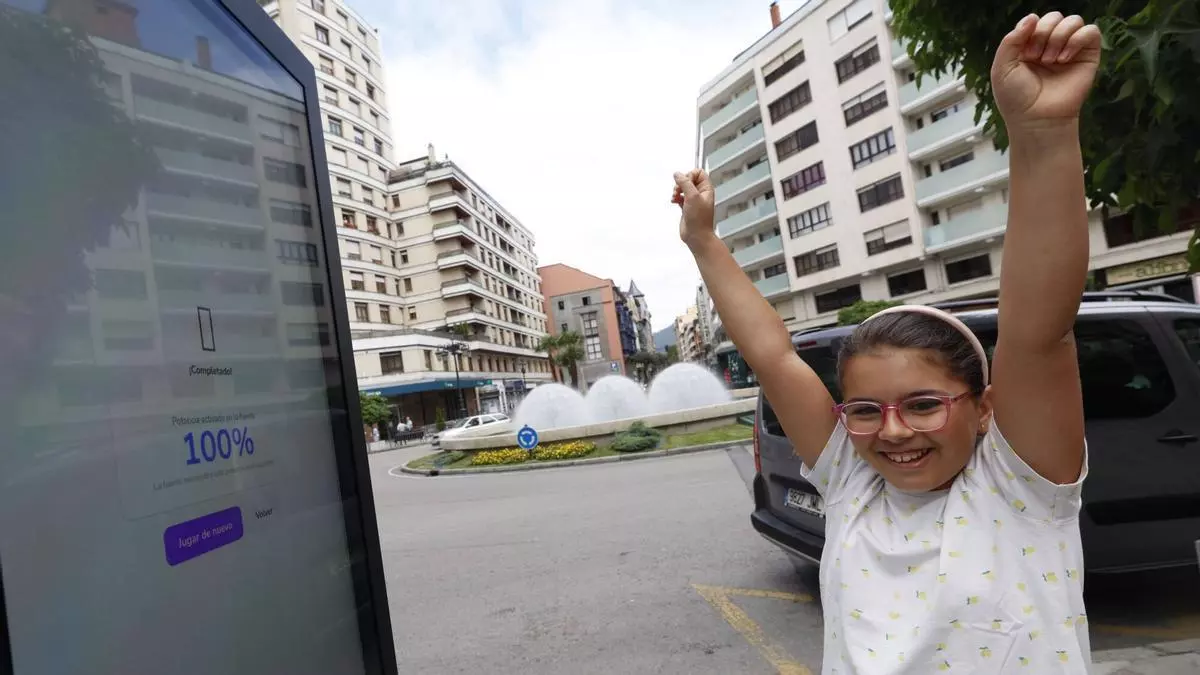 Juegos y agua, de la mano en San Miguel: Oviedo ya disfruta de los "originales" retos que controlan los chorros de su fuente