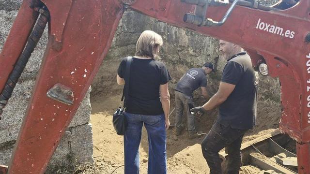 Trabajos en la fosa junto al cementerio de Salvaterra.