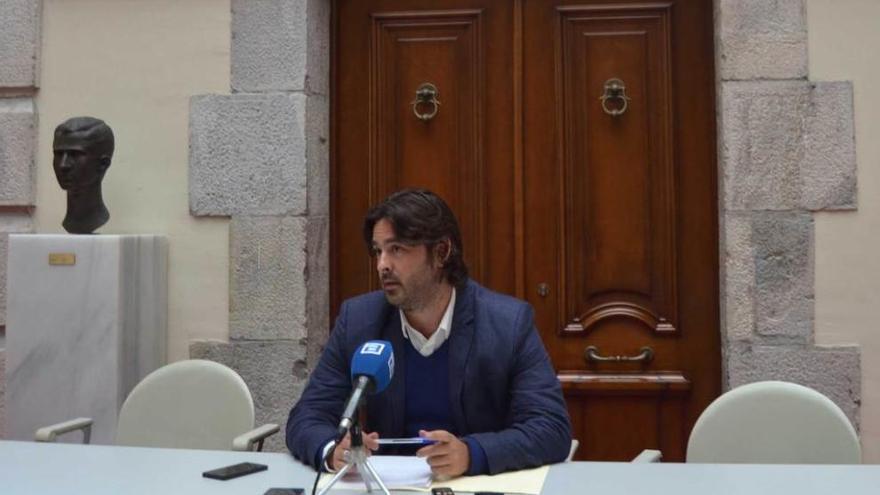 El alcalde de Llanes, Enrique Riestra, durante su comparecencia de ayer.