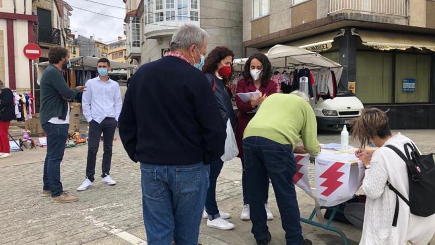 El BNG recogió firmas contra el tarifazo eléctrico en la feria del 4.