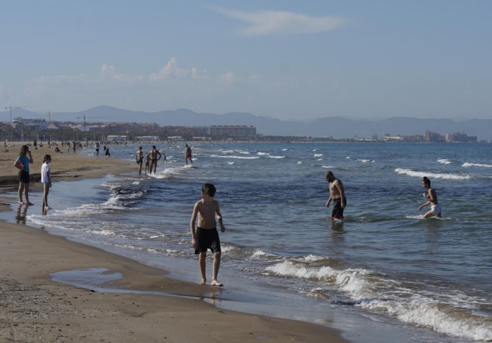 Playas y terrazas llenas en València en los primeros días de la fase 1