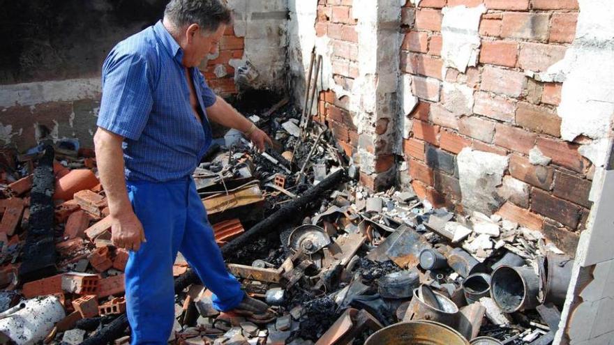 Mariano Paraja muestra restos de herramienta quemados.