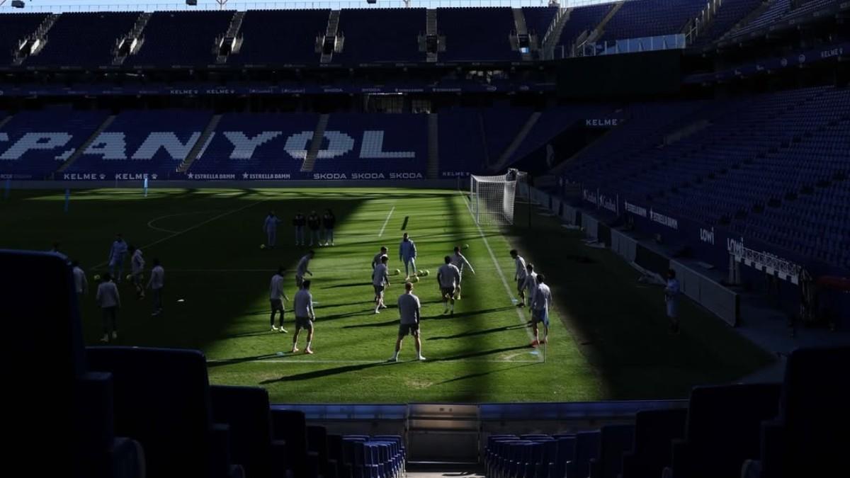 Último entrenamiento del Espanyol en el RCDE Stadium antes del encuentro frente al Valencia
