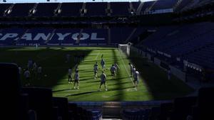 Último entrenamiento del Espanyol en el RCDE Stadium antes del encuentro frente al Valencia