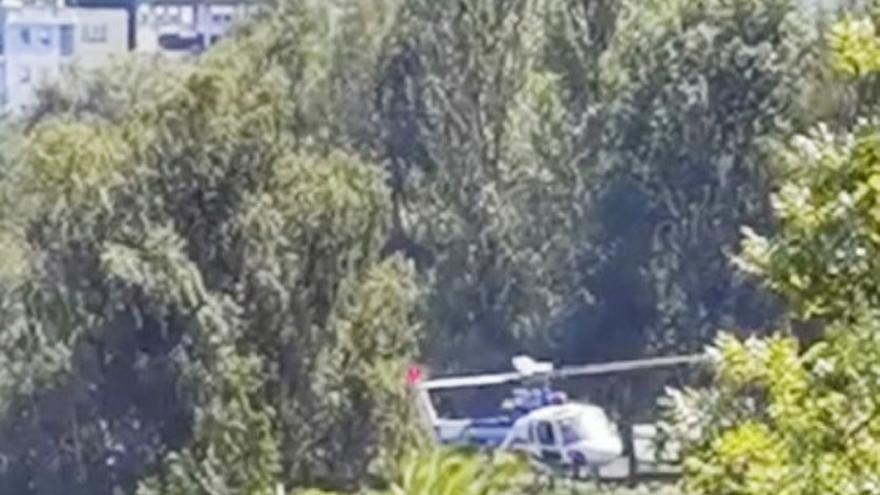 Helicóptero casi a ras de suelo en el parque de O Pasatempo