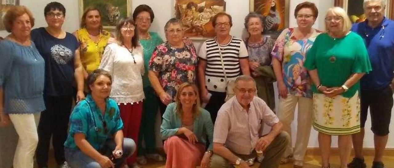 Carlos Jiménez junto a sus alumnos en la exposición de la Casa de Cultura de Ribadesella.