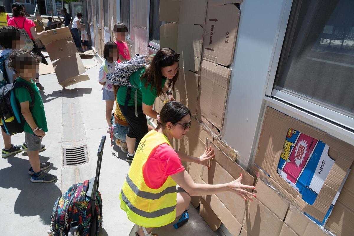 Las familias del CPI Parque Venecia de Zaragoza forran con cartones sus cristaleras para denunciar el calor en las aulas: