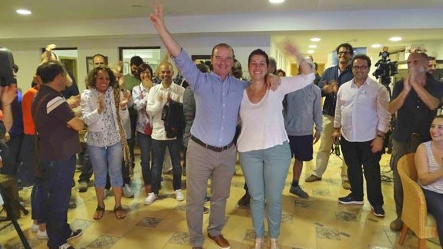 Jaume Ferrer y Silvia Tur celebran la victoria de su partido, GxF, rodeados de simpatizantes en un hotel de es Pujols.