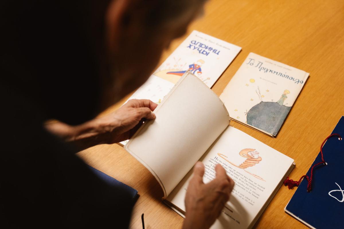 30.01.2026. MADRID. Marifé Santiago, coleccionista de ediciones de ‘El Principito’ en Madrid. Foto: Alba Vigaray