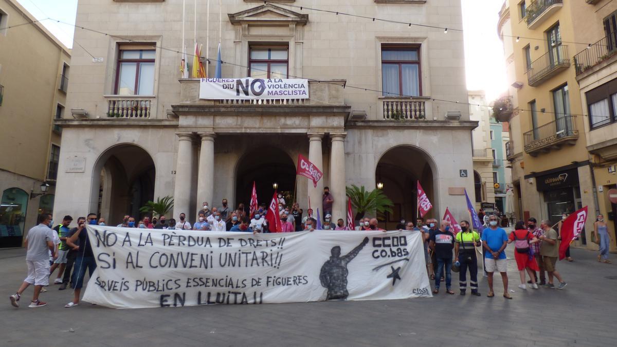 Els treballadors de manteniment públic de Figueres es manifesten davant l&#039;Ajuntament