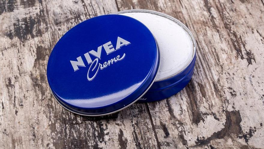 Una cuchara de Nivea en el sofá: adiós a las manchas de vino o de chocolate sin quitar la funda