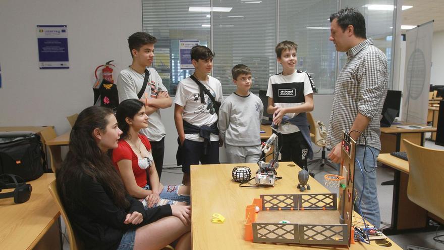 Un grupo de escolares estrena el campamento tecnológico del Concello, en las instalaciones del Campus de Ourense.