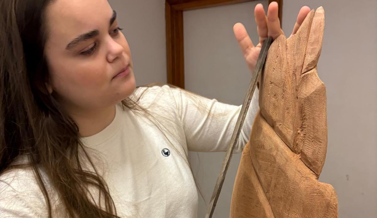 Carmen Méndez da forma a una de sus piezas.