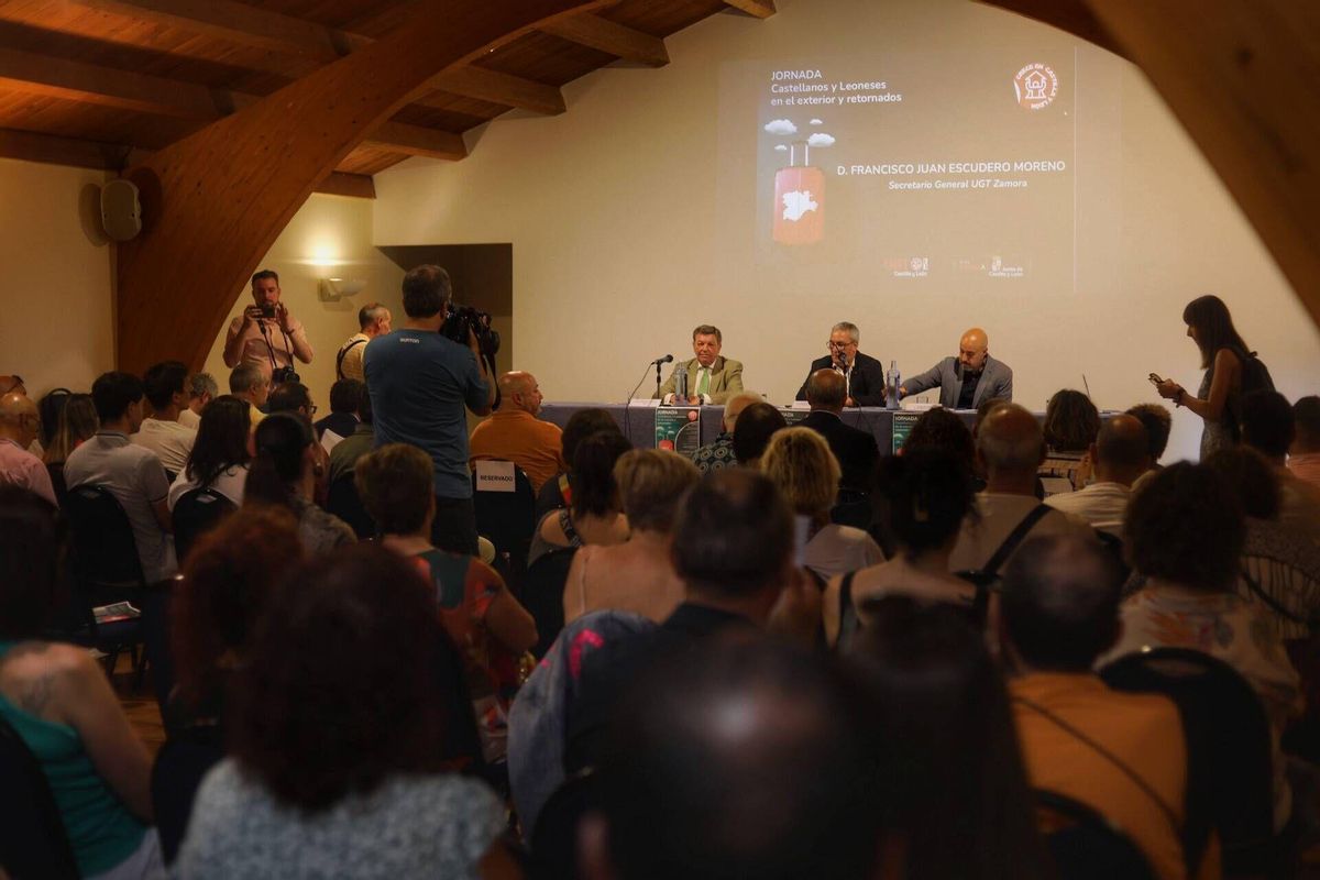 Zamora. El consejero de la Presidencia, Luis Miguel González Gago, participa en la inauguración de la jornada 'Crece en Castilla y León. Castellanos y leoneses en el exterior y retornados', organizada por UGT Castilla y León