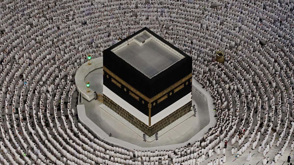 La Meca (Arabia Saudí), 07/06/2022.- Musulmanes realizan el ritual Tawaf’ (circunvalación) y rezan en al-Masjid al-Haram visto desde lo alto de la Torre del Reloj de La Meca, como preparación para el inicio de la peregrinación Hajj 2022 , La Meca, Arabia Saudita.