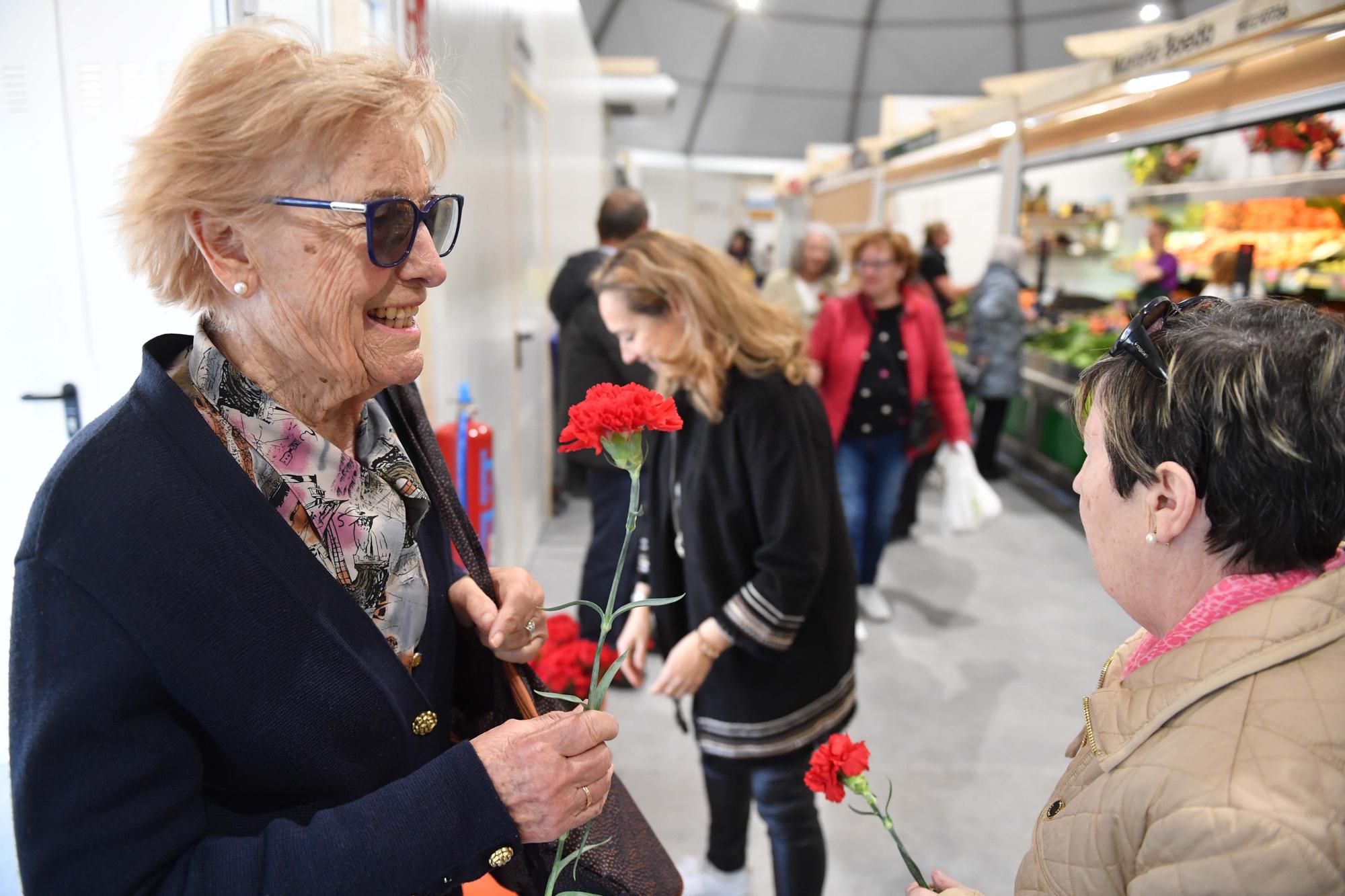 El mercado provisional de Monte Alto abre sus puertas: flores, clientes de siempre y nuevos curiosos