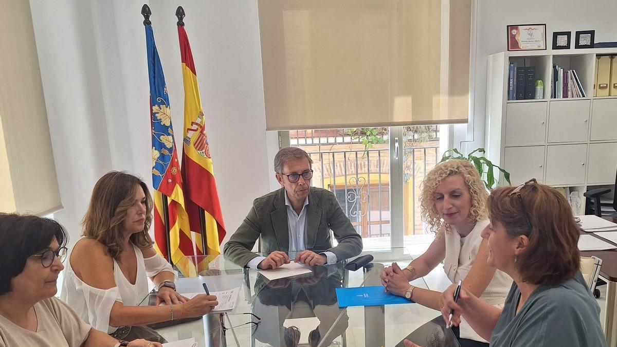 El secretario autonómico de Vivienda, Sebastián Fernández, en la reunión con la alcaldesa de Meliana, Trini Montañana.