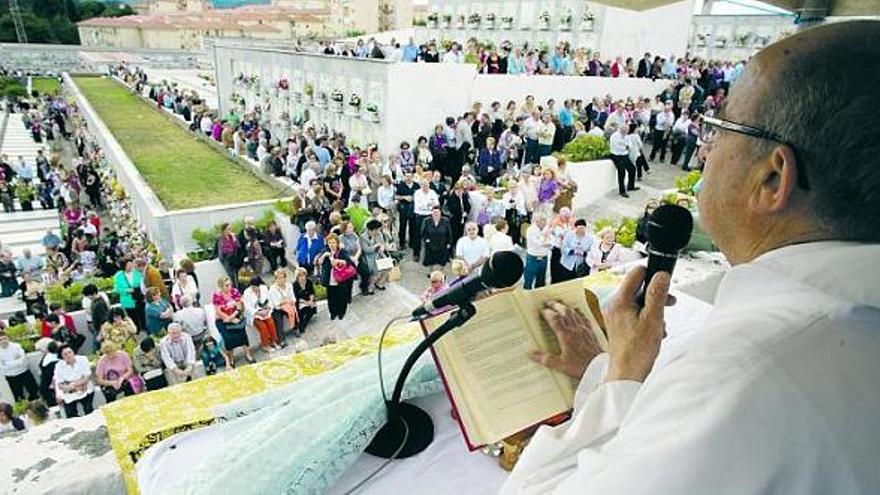 Celebración del Día de Difuntos en el cementerio de La Carriona.