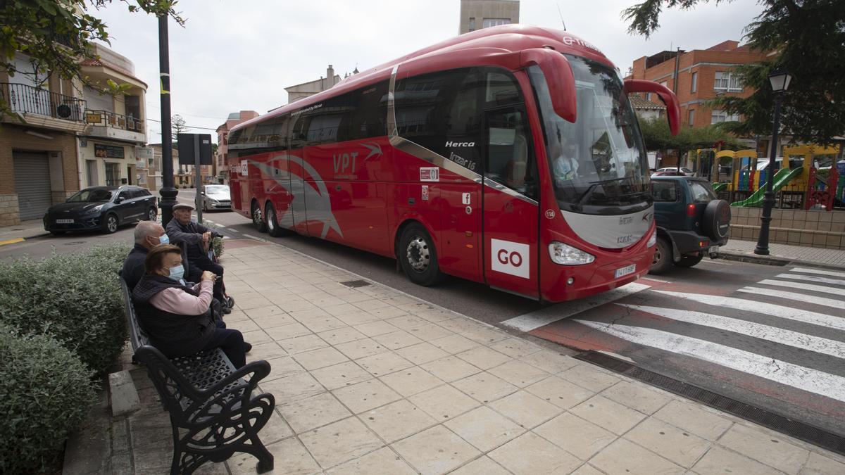 Autobús, a su paso por Gilet.