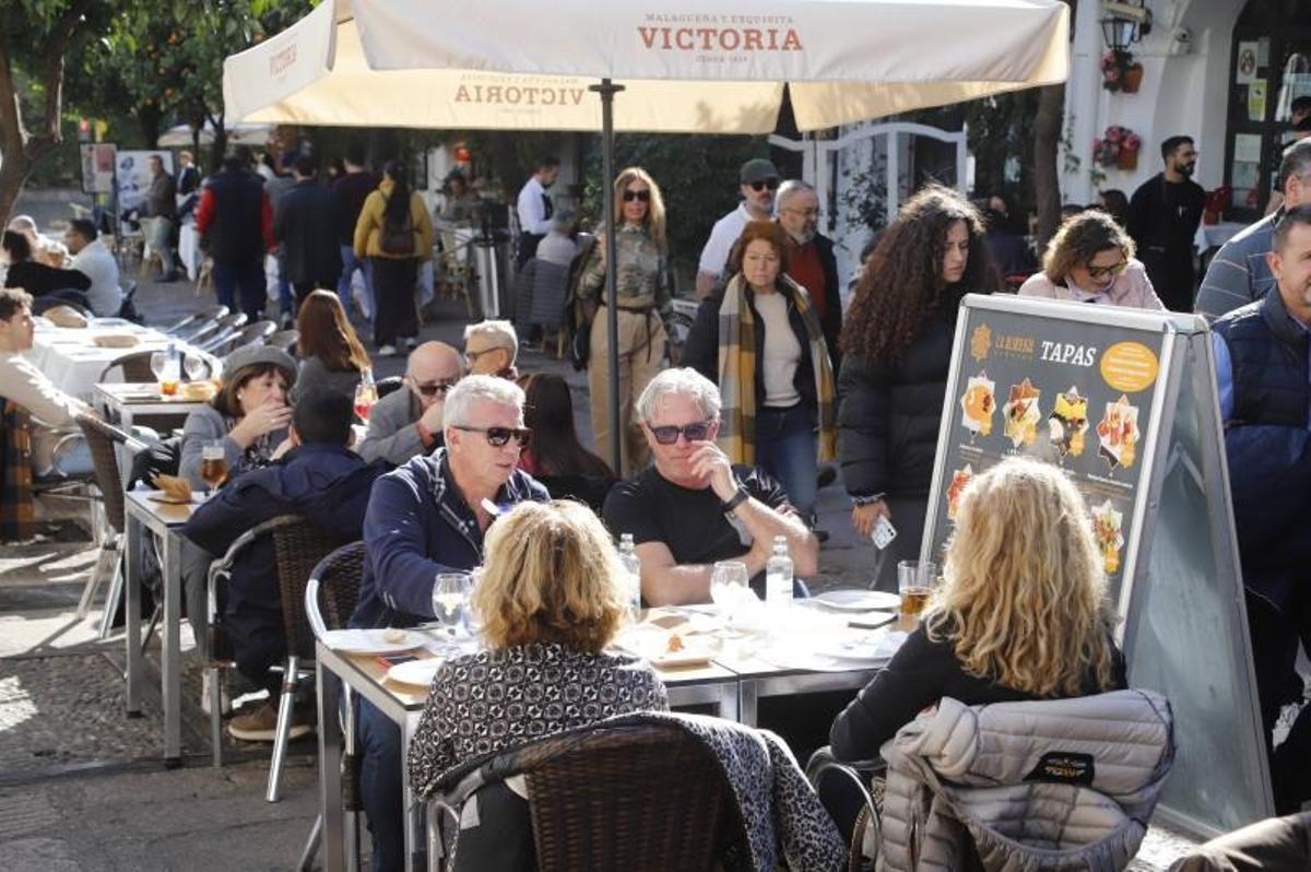 Clientes disfrutan de unas consumiciones en terrazas de bar en Córdoba.