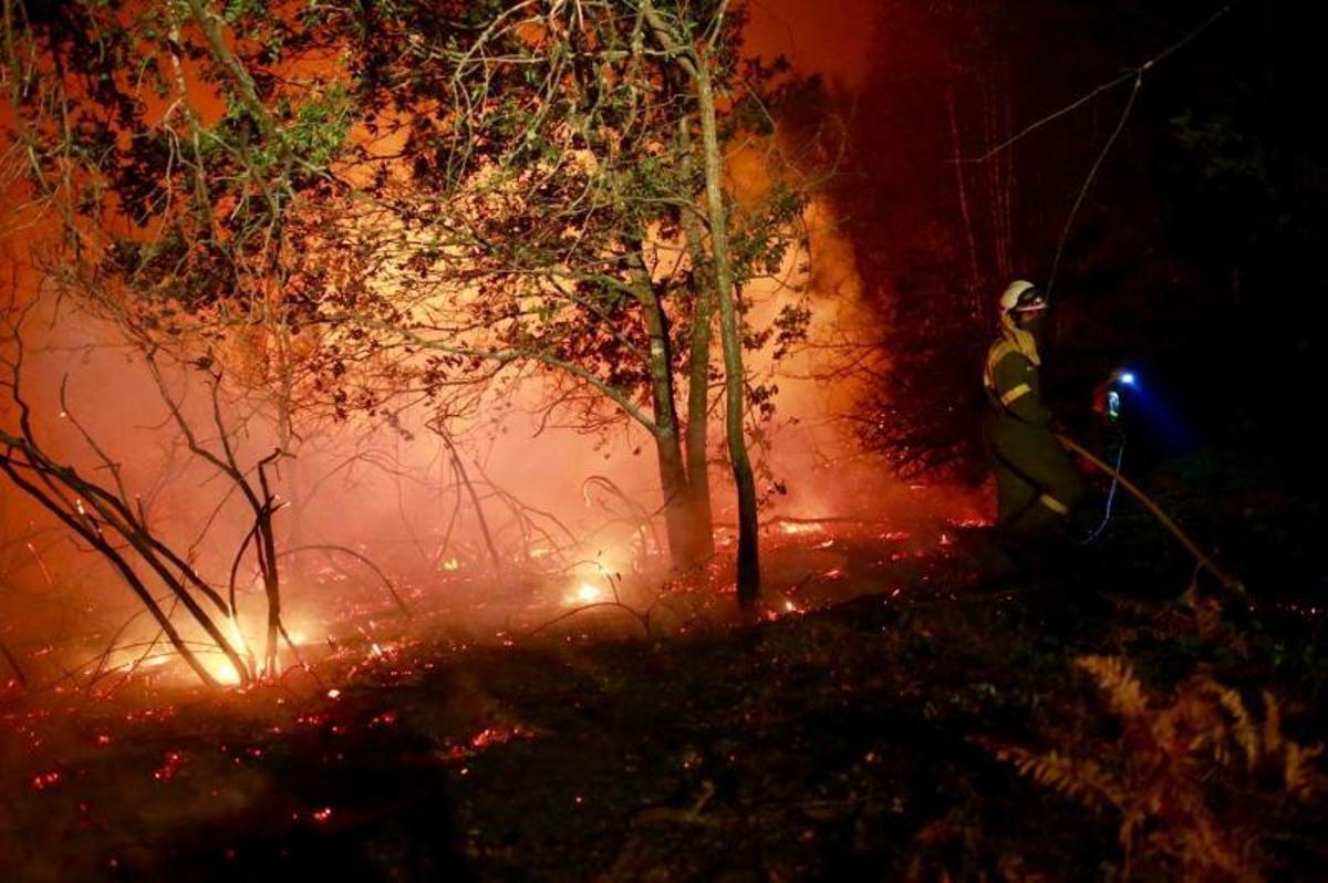 Actuación de los servicios de extinción en Cristimil, Lalín.