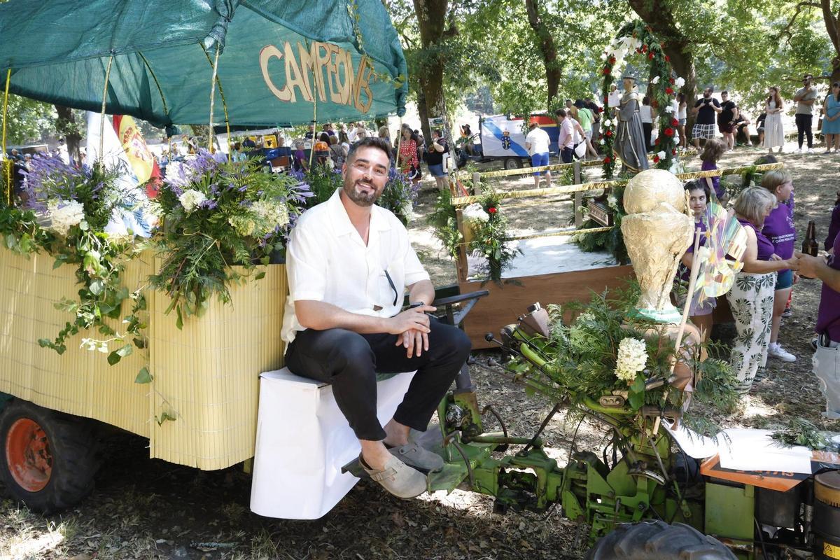 Duarte Galbán, en uno de los tractores de la procesión agrícola motorizada de la Festa do Pemento de Herbón.