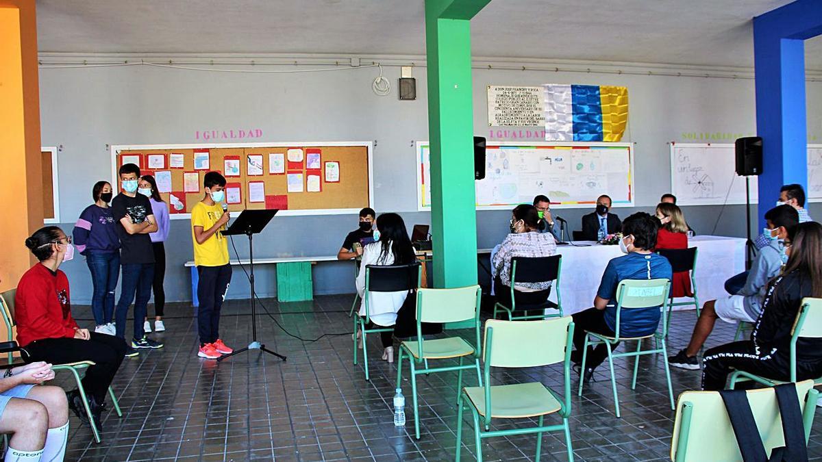 Alumnos, ayer, en el colegio que lleva el nombre del político y exministro de la República, durante la intervención del alcalde. | | LP/DLP