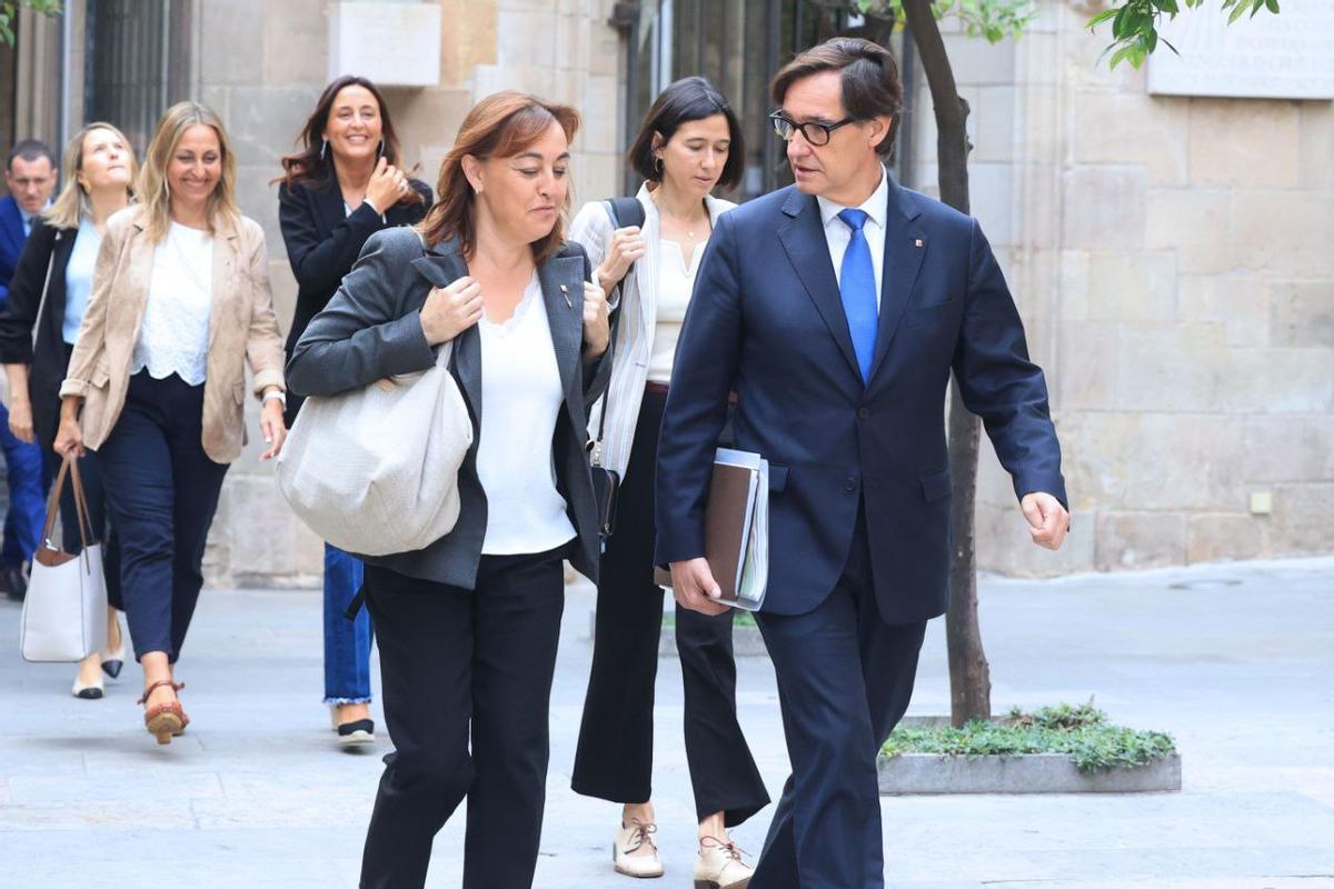 La consellera Sílvia Paneque y el president Salvador Illa dirigiéndose a la reunión del Govern.