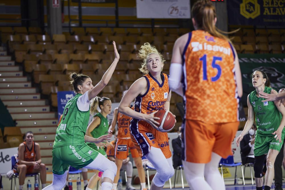 Partido entre el Kutxabank Araski y el Valencia Basket