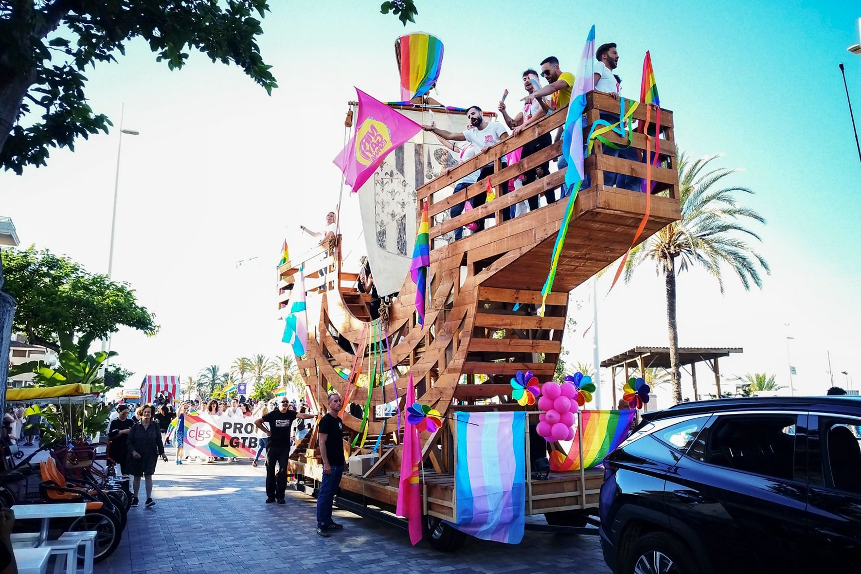 Gala y desfile Mr. Gay en la playa de Gandia